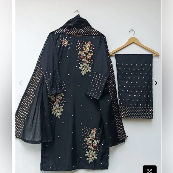 Black and Gold elegant 3 piece suit - Picture 3 of 8